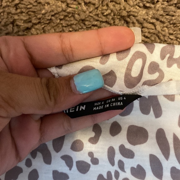 cheetah print t-shirt with buttons on the side - Picture 2 of 3